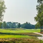 Holiday home Boshuis Golfzicht 