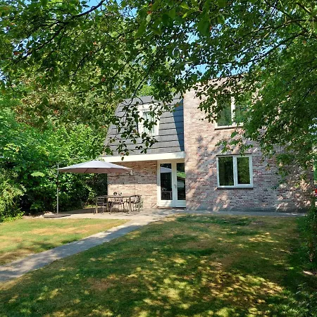 Holiday home Boshuis Golfzicht 